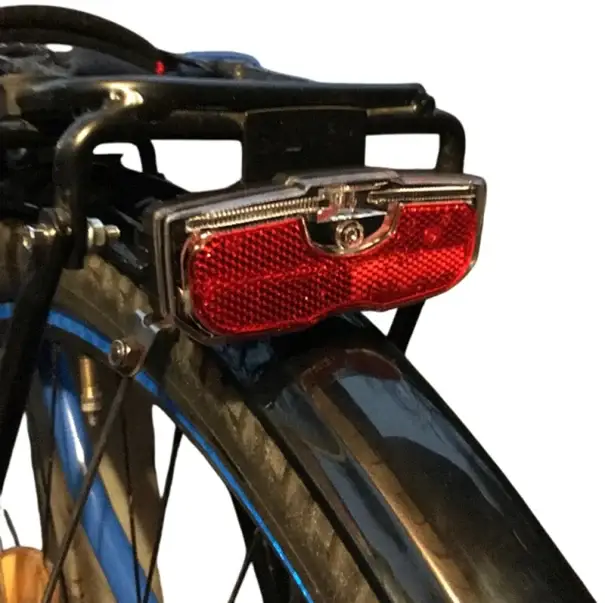 Hit Sezóny Zadní červené světlo na nosič 12 x 5 x 2,5 cm Reflexní cyklistické světlo na 2x AA baterie Bezpečnostní osvětlení na kolo Jednoduchá montáž Zvýšená viditelnost
