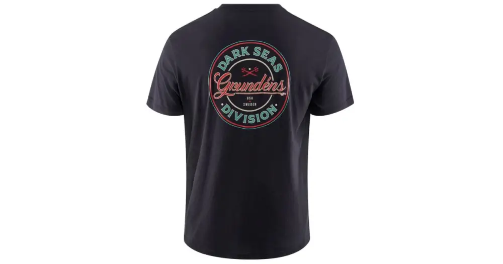 Grundéns Tričko Dark Seas X Grundens Instinctive SS T-Shirt Black - M Vrácení Zdarma